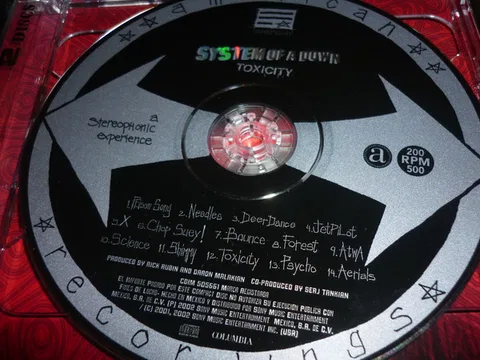 Toxicity (Limited Edition With Bonus DVD) - Foto 3 de 12