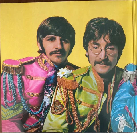 Sgt. Pepper's Lonely Hearts Club Band - Foto 2 de 10
